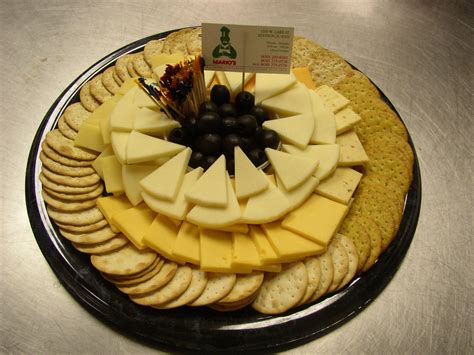 Pin by Hannah Palker on Food and Drinks | Christmas recipes appetizers, Cheese crackers, Holiday ...