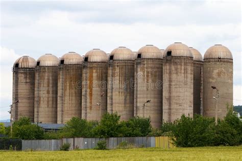 Abandoned Old Concrete Silos Stock Image - Image of container, gray ...