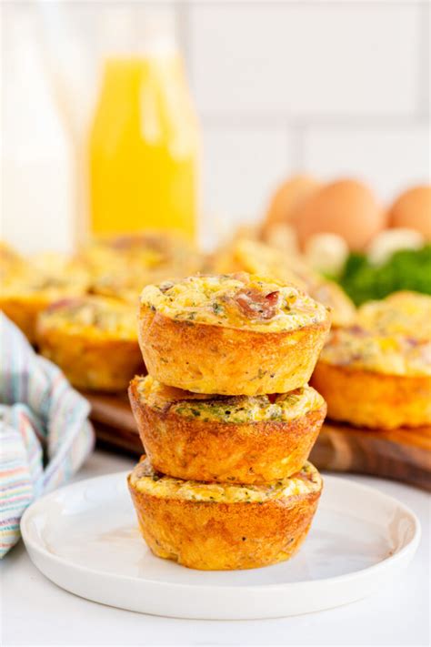 Easy Egg Breakfast Muffins with a Hash Brown Crust - Play Party Plan