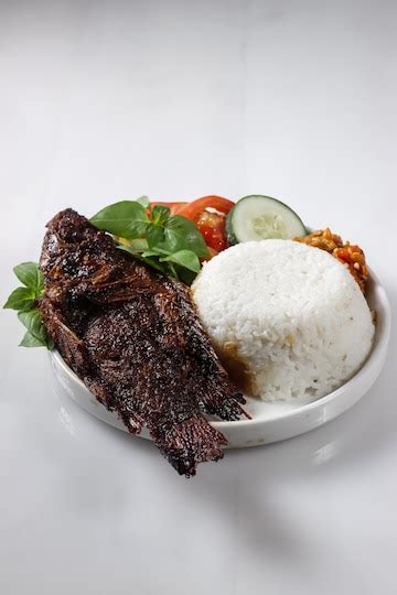 Premium Photo | Ikan Nila Bakar dan nasi, indonesian traditional ...