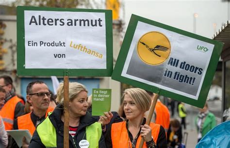 Tens of thousands grounded as Lufthansa cabin crew strike