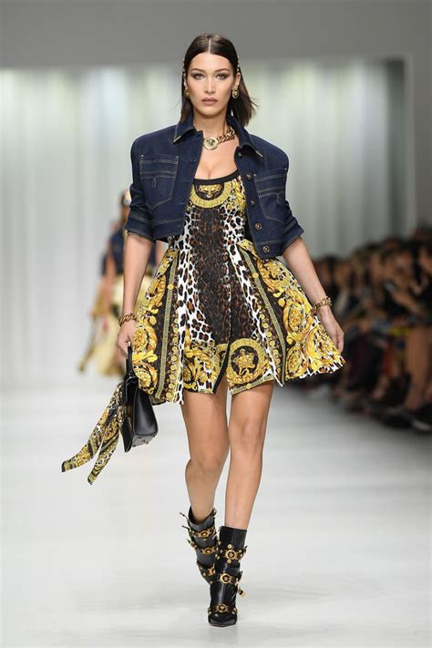 Versace Unveils 2018 Spring/Summer Collection | Fashion News - CONVERSATIONS ABOUT HER