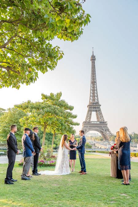 Eiffel Tower elopement wedding - THE PARISIAN PHOTOGRAPHERS