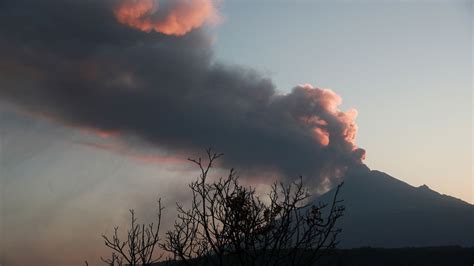 Mexico’s Popocatépetl volcano spews ash and smoke, forcing flight cancelations | CNN