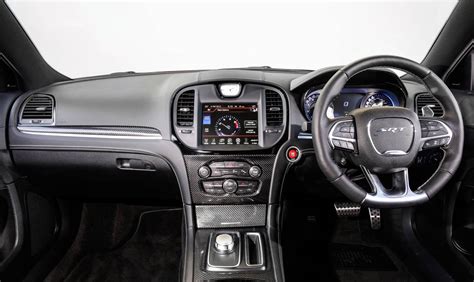 2015-chrysler-300-srt-facelift-interior - ForceGT.com