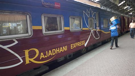 Rajadhani Express, Colombo to Kandy | Janet Storer | Flickr