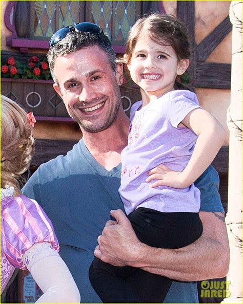 Sarah Michelle Gellar & Freddie Prinze Jr.: Disneyland with Charlotte!: Photo 2826415 ...