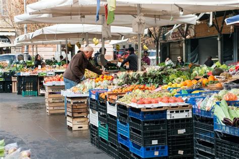 Treet Market in Trastevere Neighborhood in Rome Editorial Stock Image - Image of people, peppers ...