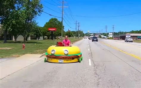 Guy gets pulled over by cops in homemade SpongeBob SquarePants car – Supercar Blondie