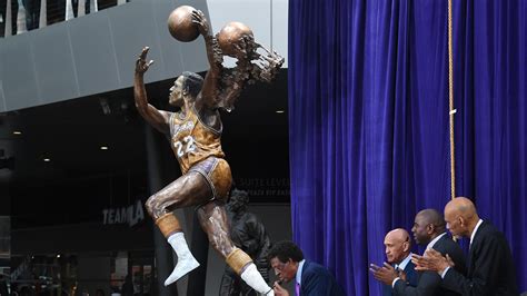 Lakers unveil statue of Elgin Baylor outside Staples Center | NBA.com