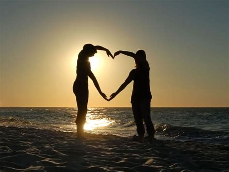 BANCO DE IMÁGENES: Amor de pareja formando un corazón al atardecer