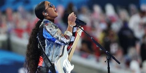 Watch H.E.R. Perform “America the Beautiful” at Super Bowl 2021 | Pitchfork