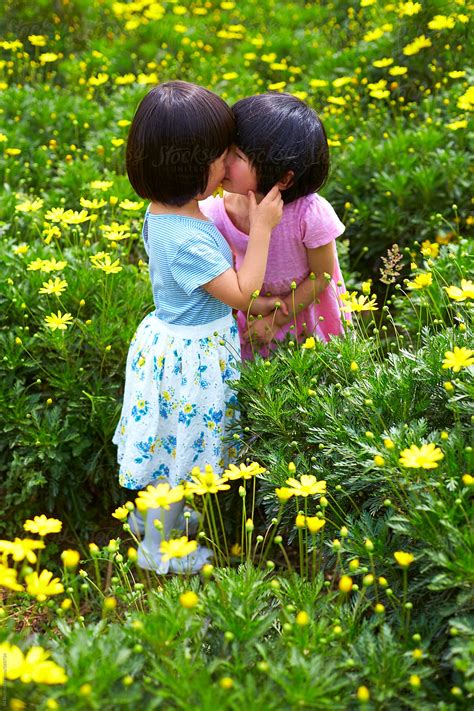«Two Happy Little Asian Girls In The Spring Field» del colaborador de ...