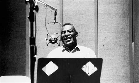 'Spoonful': The Story Behind Howlin’ Wolf’s Classic Blues Song | uDiscover