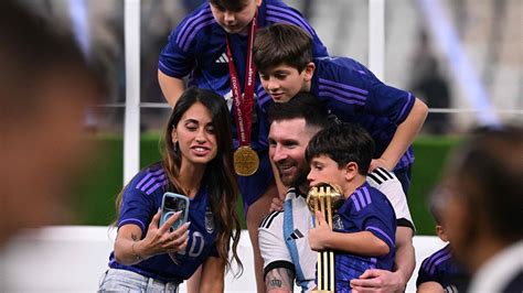 Lionel Messi feiert mit Frau und Kindern auf dem Rasen | STERN.de