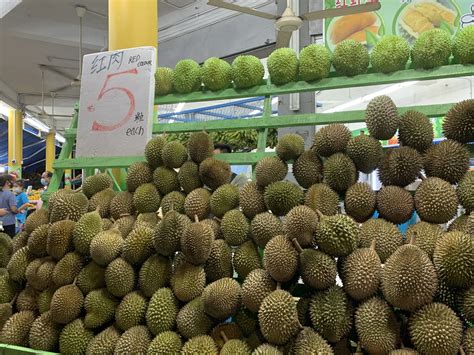 Long queues & S$5 durians along Geylang's durian street at night ...