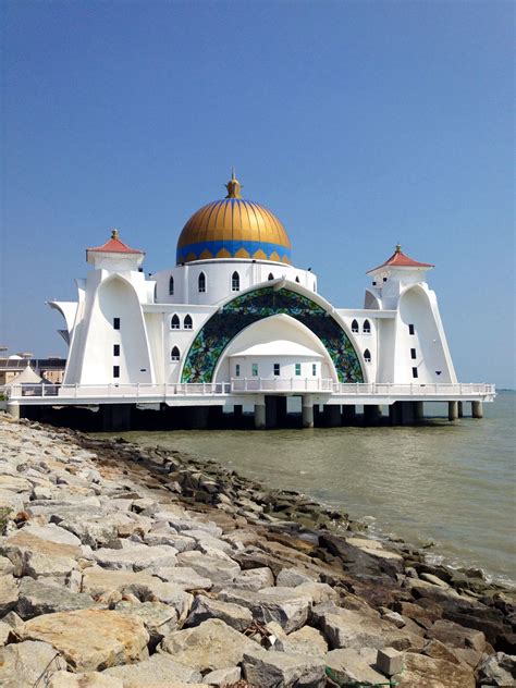 Pin on храмове | Mosque architecture, Beautiful mosques, Malacca city