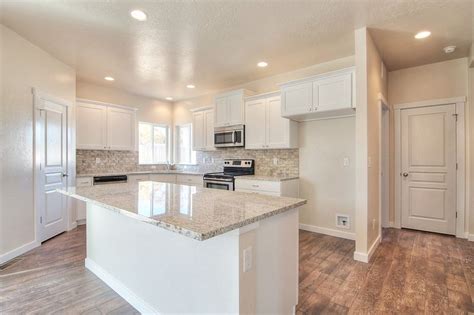 This gorgeous beige kitchen is a blast from the past! White kitchen cabinets, natural stone back ...