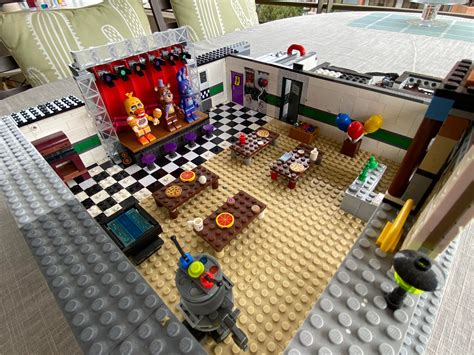 Finally finished my Lego FNAF 6 Pizzeria! Made it as accurate as ...