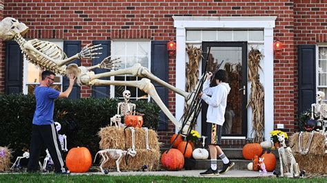 How a 12-foot skeleton became the hottest Halloween decoration around - KVIA