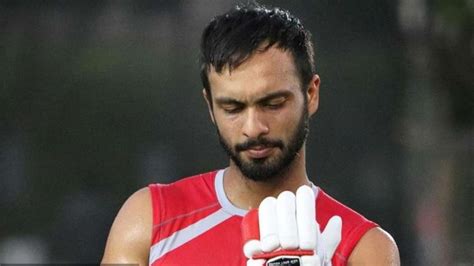 'Lost his father, but out to open for KXIP': Fans respect Mandeep Singh's dedication