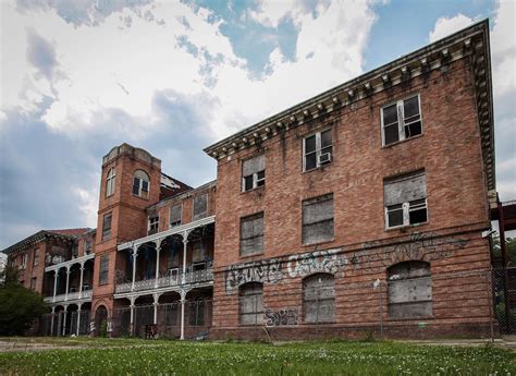 Abandoned Holy Cross School in New Orleans (oc)(2500x1500) : r ...