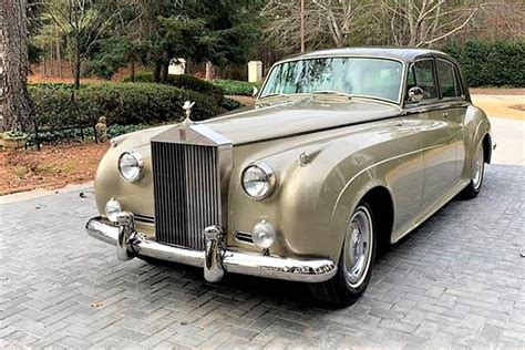 Elegant Rolls-Royce Silver Cloud restored in classic style