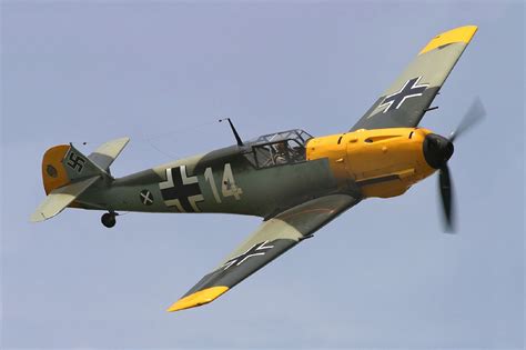 Pin en Me-109 e Hispano Aviación HA-1112 Buchón.-