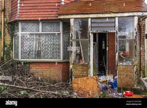 Britain abandoned house derelict house uk hi-res stock photography and images - Alamy