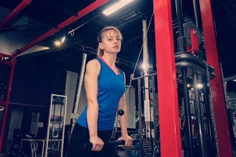 Free Photo | Muscular woman lifting bar