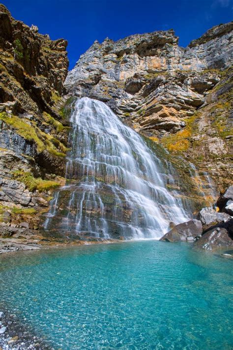 Cascada Cola De Caballo En El Valle Los Pirineos España De Ordesa Foto ...