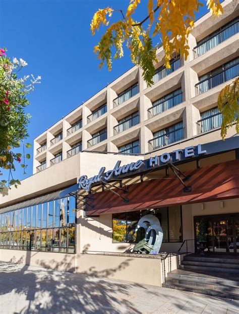 Royal Anne Hotel Kelowna - downtown convienance for golf stay & plays