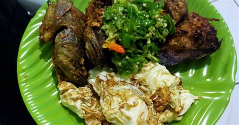 Resep 8.Ikan kerapu goreng sambal ijo🐟 oleh dapoer.tempoertriana - Cookpad