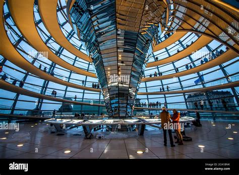 Innenansicht der Kuppel auf dem Reichstagsgebäude in Berlin ...