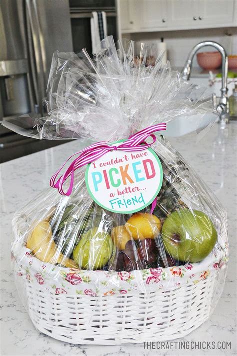 Fruit Basket Gift Idea with Free Printable Tag | Fruit basket diy gift ...