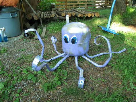 cute octopus made from propane tank and some trampoline legs! Junk Metal Art, Metal Art Welded ...