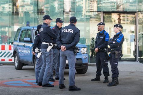 Swiss-Italian border patrols target illegal immigration - SWI swissinfo.ch