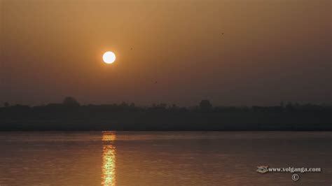 Sunrise at the river Ganges, Varanasi (Exclusive Wallpapers) | Volganga