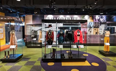 Taylor Swift ‘Eras’ Exhibit Unveiled at Country Music Hall of Fame: See ...