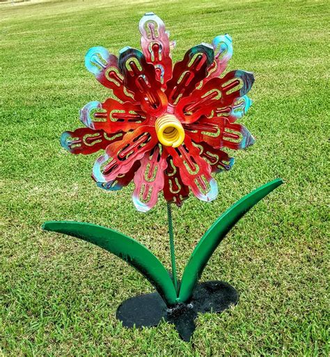 Red f)ower garden art | Metal flower art, Metal flowers garden, Metal ...