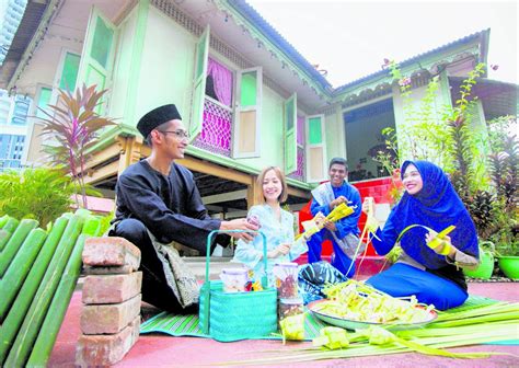 hiasan di rumah sewaktu perayaan hari raya aidilfitri - Alan Lawrence