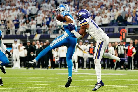 Detroit Lions fend off Minnesota Vikings to win NFC North