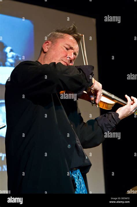 Violinist Nigel Kennedy Stock Photo - Alamy