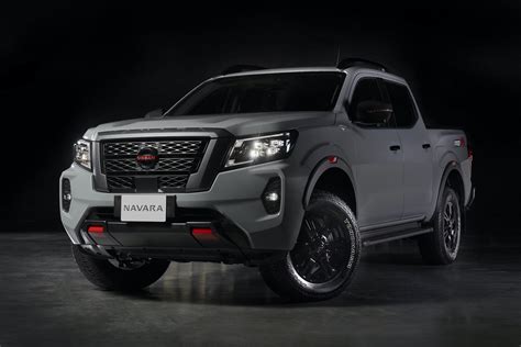 2022 Nissan Frontier Buyer's Guide: Reviews, Specs, Comparisons