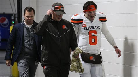 Baker Mayfield injury: Browns QB headed to locker room with hurt thumb - Sports Illustrated