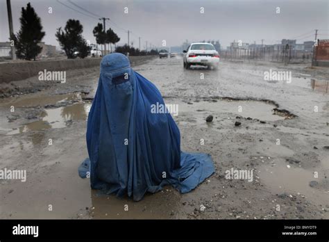 Afghan women and girls wearing a burqa in Kabul Stock Photo - Alamy