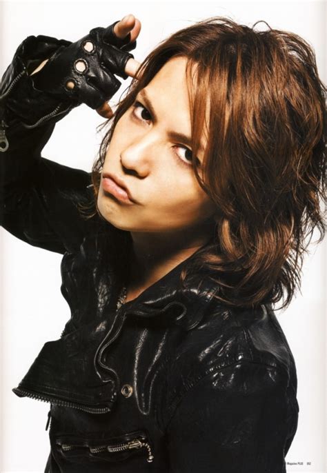 【L'arc~en~Ciel】噂では156cm？！hydeの身長は一体何cmなのか？｜エントピ