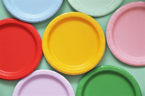 Picnic supply or party supply? Decorate with paper plates in these 4 creative ways