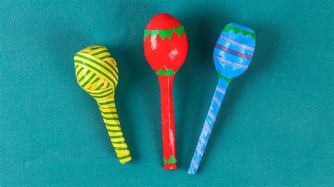 Cómo hacer unas maracas reciclando cucharas - Hogarmania