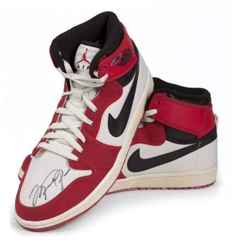 MICHAEL JORDAN SIGNED NIKE AIR JORDAN 1 RETRO SHOE - Current price: $650